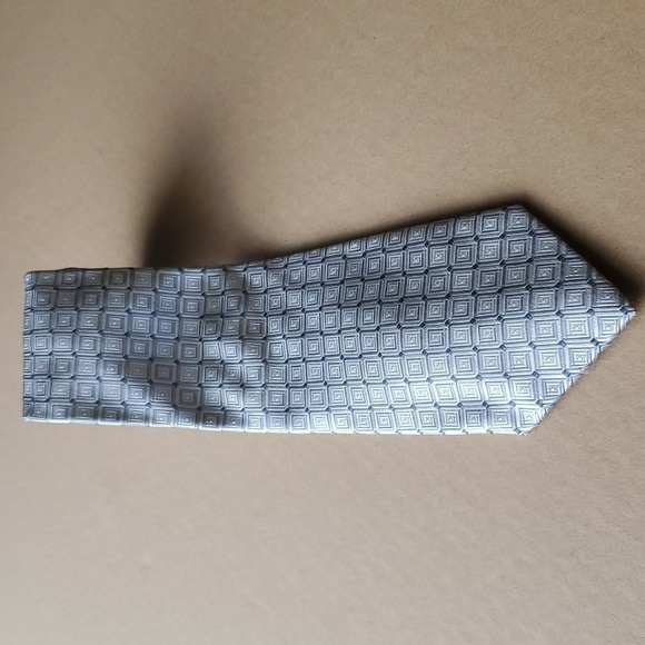 Donald J. Trump Other - Donald J. TRUMP signature tie gray graphic 100% silk largest part 3.75 wide